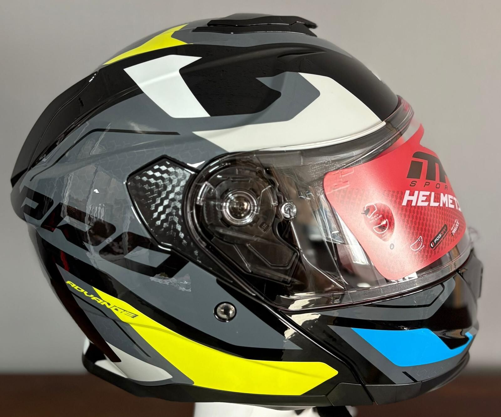 FF 935 PRO SİYAH STİCKER2 KASK